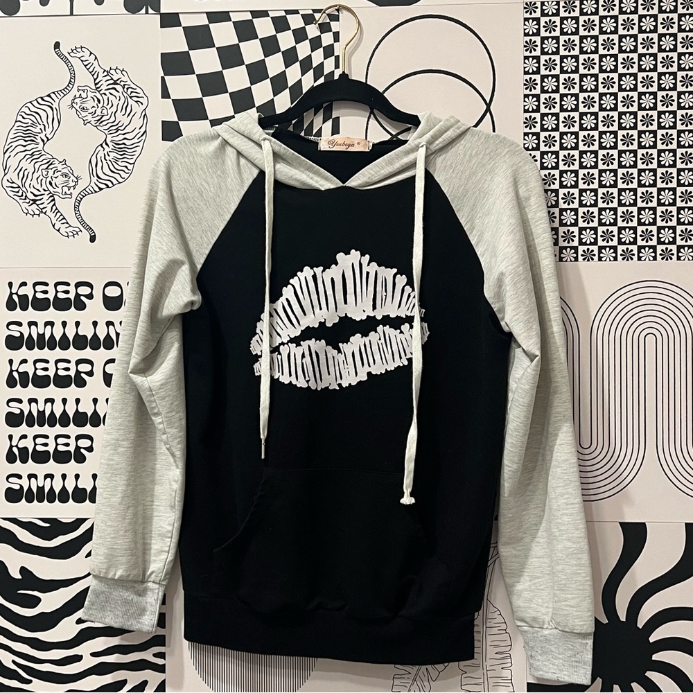 💋Lightweight Hooded Lips Sweatshirt💋